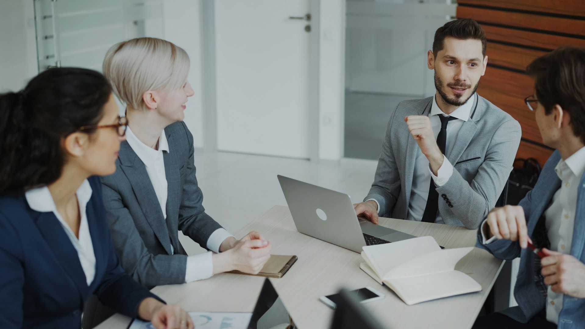 Profesionales en reunión de directorio